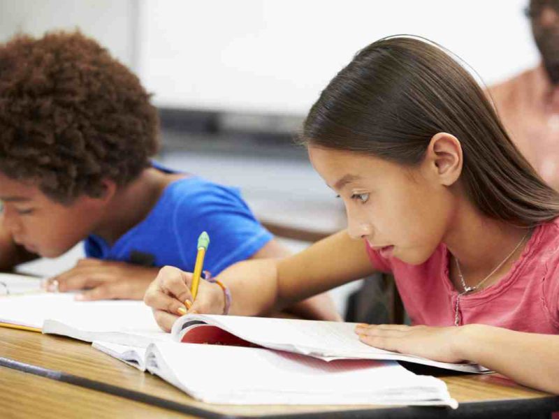 Si te preguntas ¿qué necesito para inscribir a mi hijo en una escuela de Nueva York? Debes contar con una identificación con el nombre de tu hijo