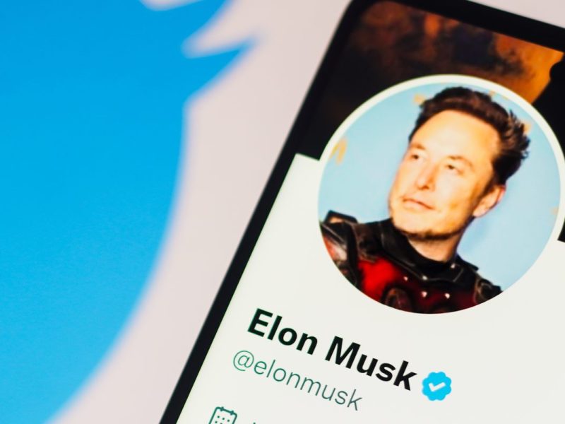 Elon Musk libra demanda por despidos en Twitter