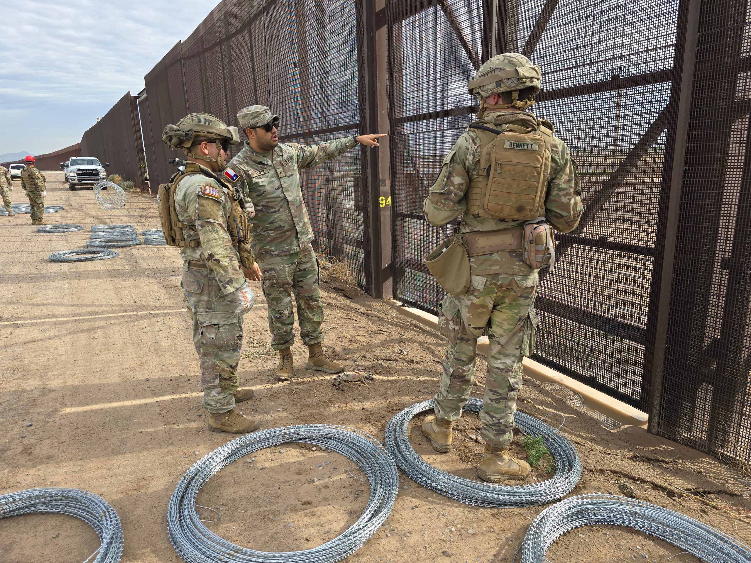 El gobernador de Texas anunció que el reforzamiento del alambre de púas es una medida para procurar la "seguridad fronteriza" | Foto: @GregAbbott_TX