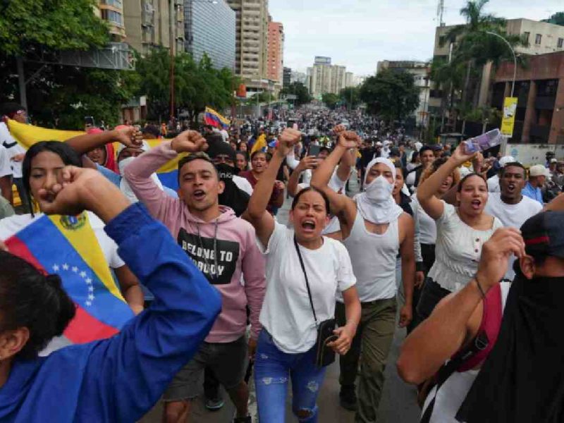El triunfo de Maduro toma por sorpresa a varios venezolanos, salen a las calles para mostrar su descontento