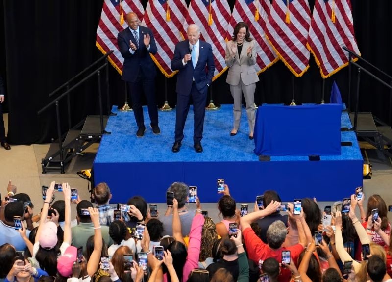 Joe Biden firma acuerdos para reducir precios de medicamentos