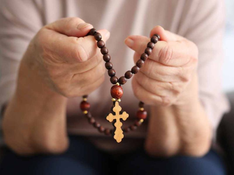 ¿Cómo rezar el santo rosario? Te decimos el paso a paso