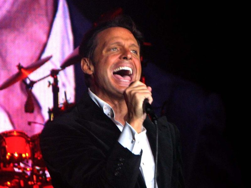 cantantes mexicanos que han sido detenidos por la ley