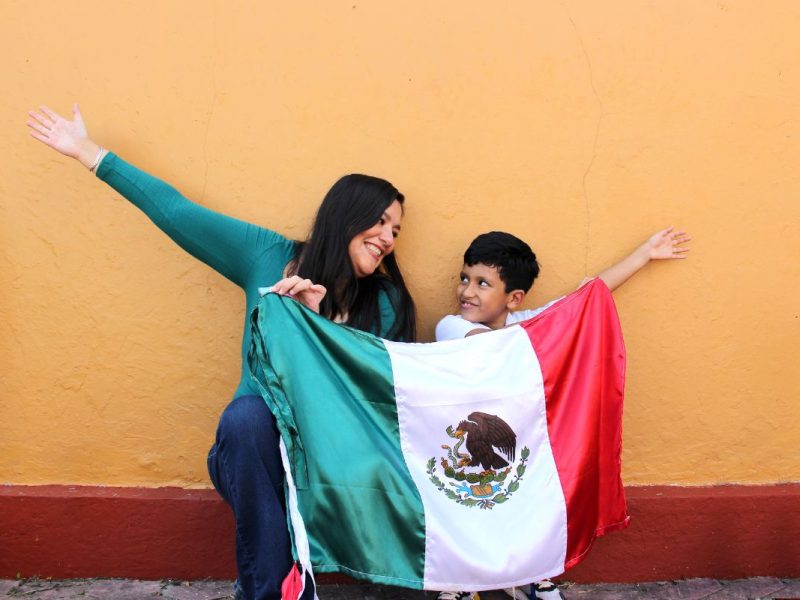 ¡Ya es oficial! Madres y padres en México ya pueden registrar a sus hijos e hijas con apellidos compuestos | Foto: depositphotos