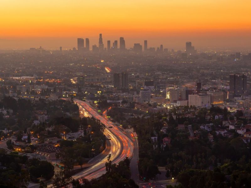 El clima en Los Ángeles hoy 23 de octubre será cálido y mayormente despejado durante el día, con cielos parcialmente nublados por la noche.