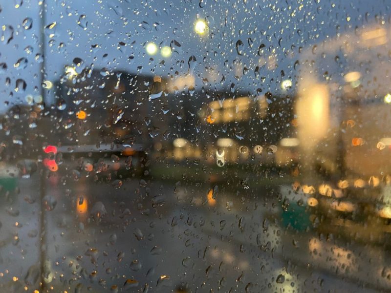 El clima en Chicago hoy 1 de noviembre estará marcado por condiciones cambiantes con lluvias y fuertes vientos en la mañana.