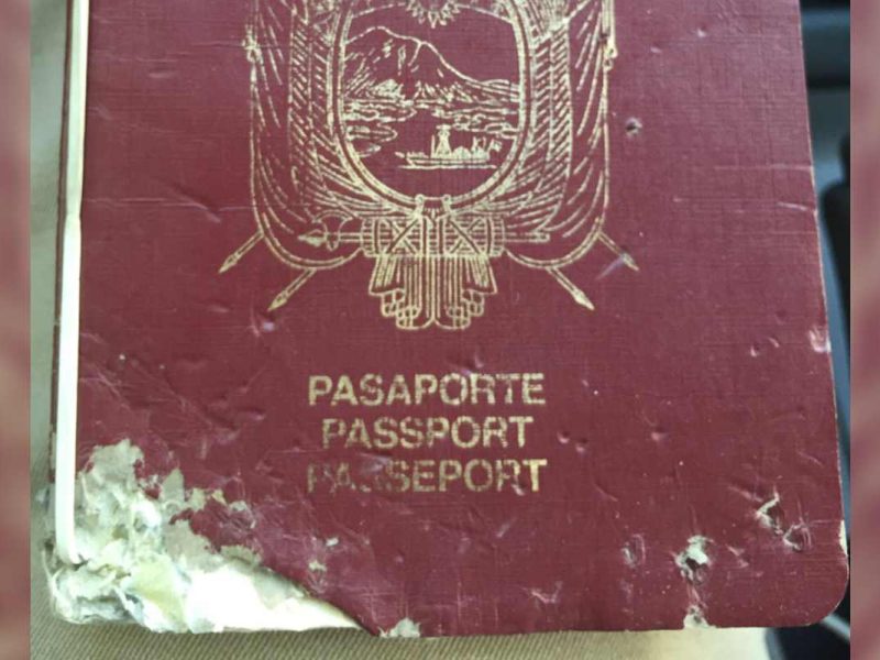 viajar con un pasaporte roto pasaporte dañado