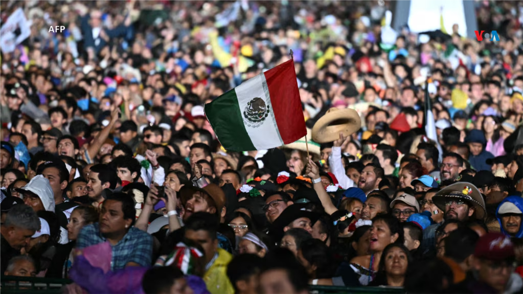 El 15 de septiembre, miles de mexicanos se reunieron en el Zócalo de la ciudad para dar el grito y conmemorar la Independencia de México en su aniversario 214.