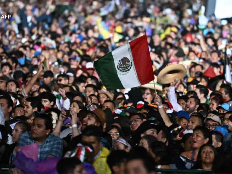 Miles de mexicanos se reunieron en el zócalo capitalino para festejar el aniversario de la Independencia de México