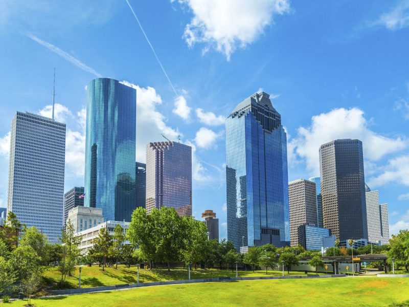 El clima en Houston hoy 18 de octubre será agradable, con un día parcialmente nublado y una noche despejada.