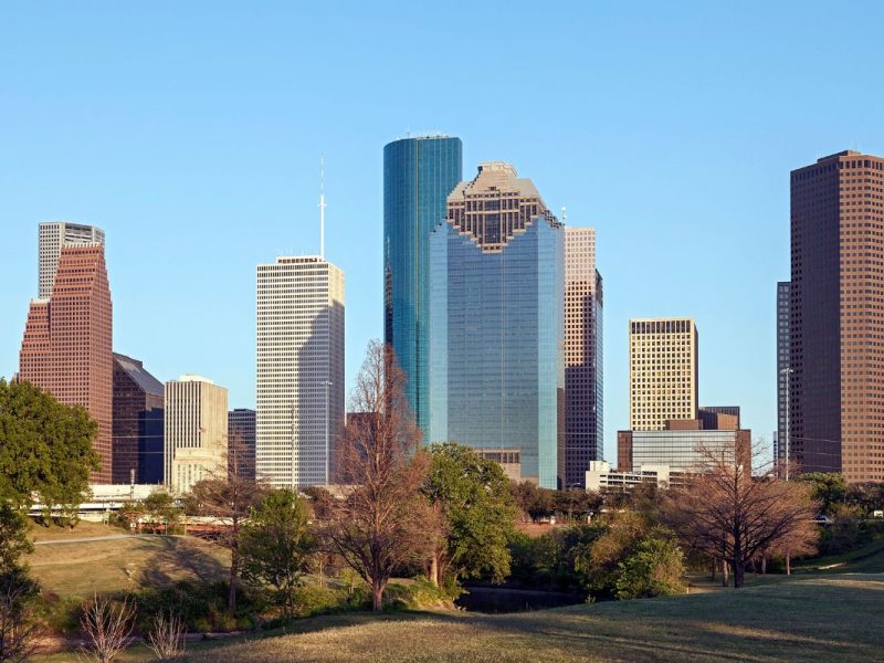 El clima en Houston hoy 15 de noviembre tendrá temperaturas templadas con cielos mayormente despejados.