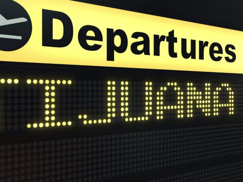 El aeropuerto de Tijuana es un referente para quienes viajan a México como para quienes buscan cruzar la frontera hacia Estados Unidos.