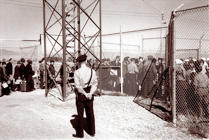 Bajo la Ley de Enemigos Extranjeros de 1798, el promedio de tiempo que los extranjeros pasaban detenidos era de 2 mil 95 días (5.7 años) | Foto: Factchequeado