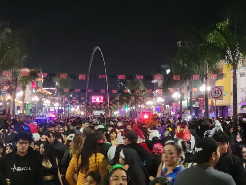 Una vez más, la avenida Revolución reunió a miles de personas que se dieron cita para celebrar Halloween en Tijuana.