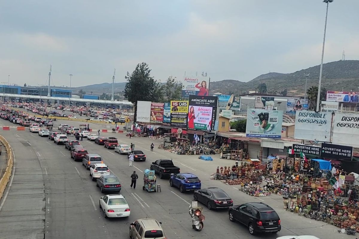 En la Garita de San Ysidro, en Tijuana hay varias "curios" o tiendas de artesanías donde las figuras de yeso de Donald Trump han sido un éxito.