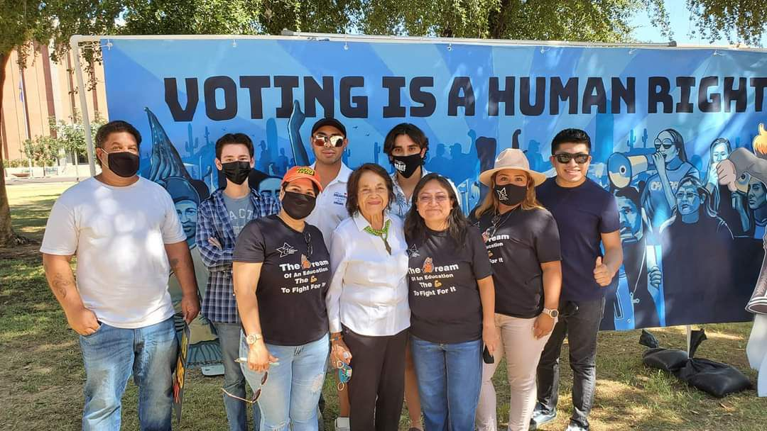 En esta imagen aparece Karina Ruiz junto con la activista Dolores Huerta | Foto: Cortesía de Karina Ruiz