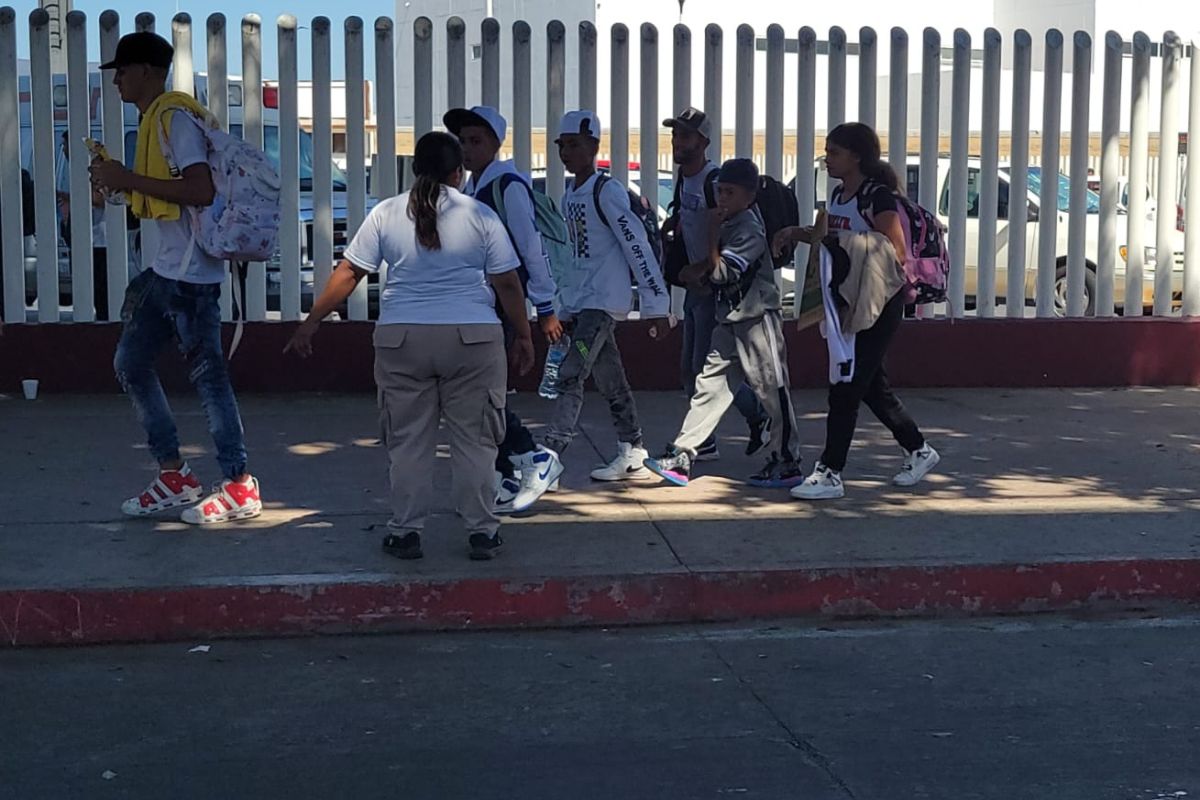 En la garita El Chaparral, diariamente son recibidos grupos de personas de distintas nacionalidades para atender su cita de CBP-One.