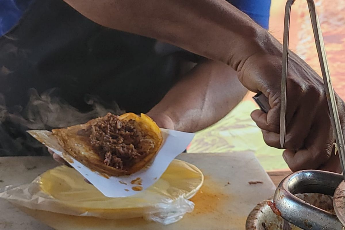 La quesabirria en Tijuana es una de las combinaciones culinarias más populares del noroeste de México. Conoce de qué se trata.