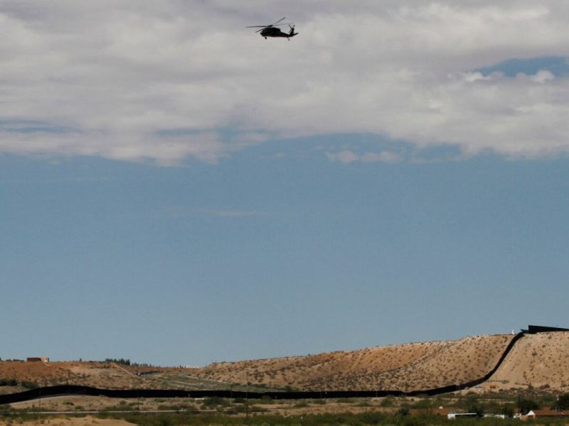 Cómo buscar migrantes detenidos en Texas