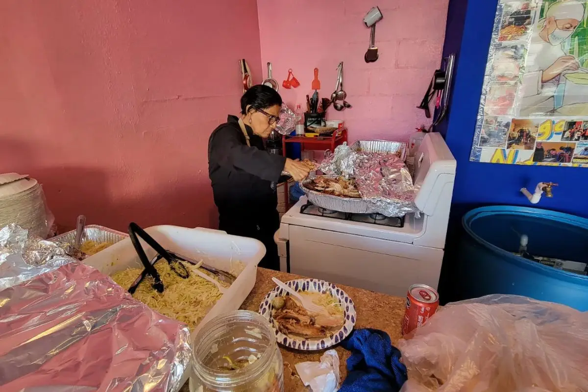 El Día de Acción de Gracias en Tijuana reunió a deportados y repatriados, compartiendo historias, nostalgia y alimentos.
