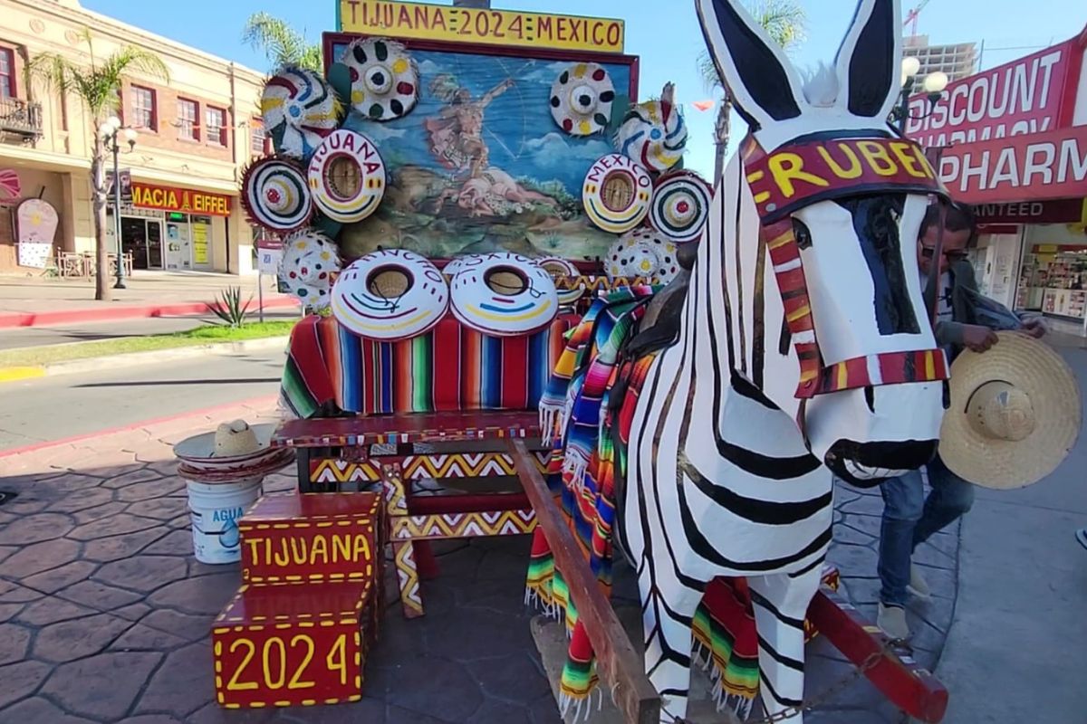 Los burro-cebra, figuras icónicas de Tijuana fueron cambiados por réplicas de madera en la que turistas y locales se toman fotografías. 