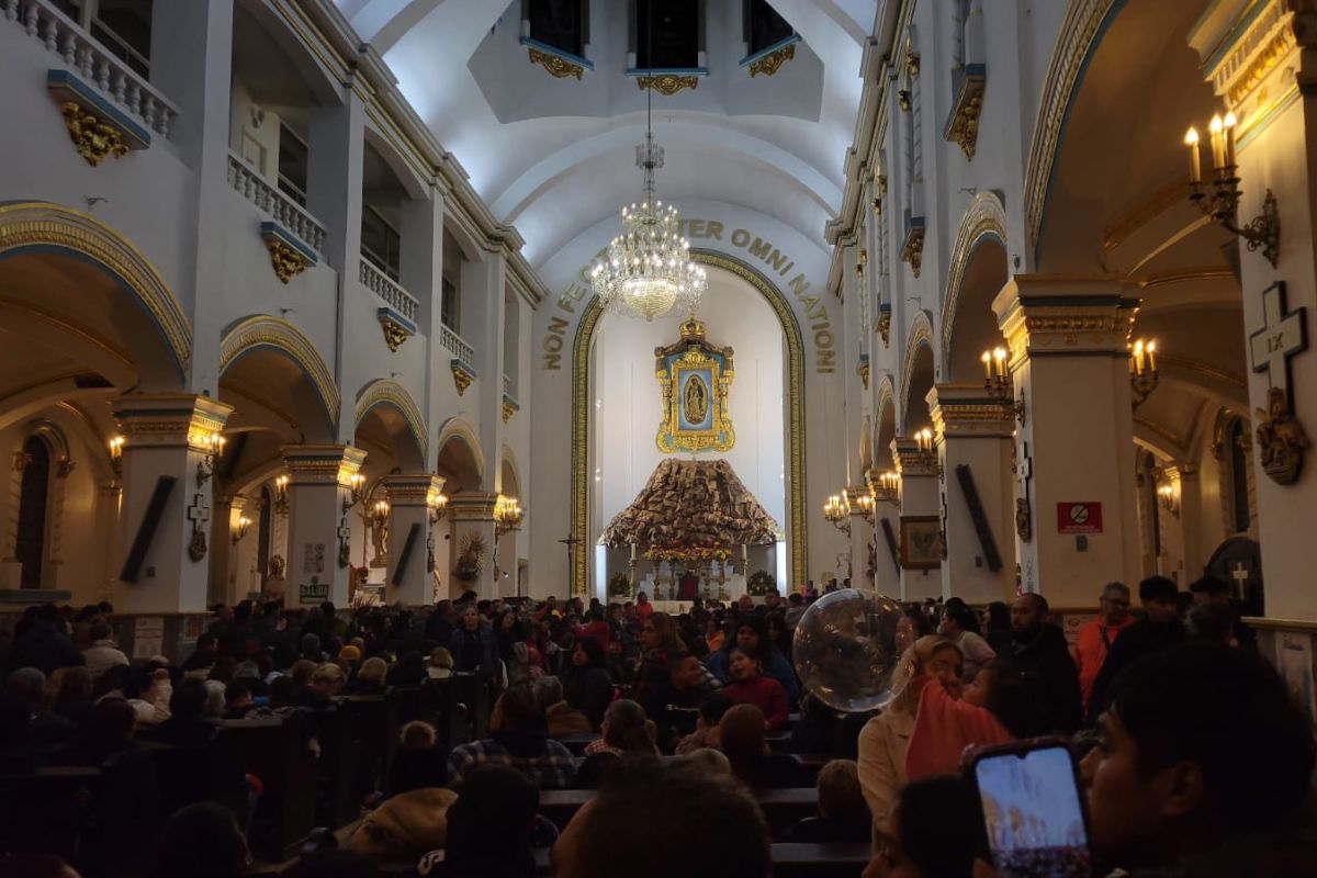 La noche de este lunes, miles de personas llegaron a la antigua catedral de Tijuana para celebrar el Día de la Virgen de Guadalupe.