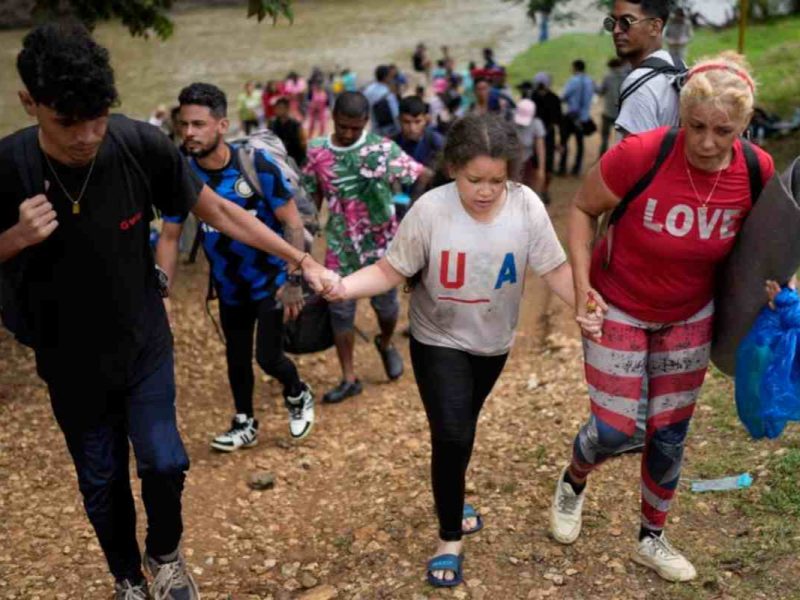 "Hoy el mundo fue testigo de cómo un líder señalado por su racismo, fascismo y acusaciones de abuso sexual asumió el cargo al frente de uno de los países más poderosos del mundo, mencionó la organización Al Otro Lado