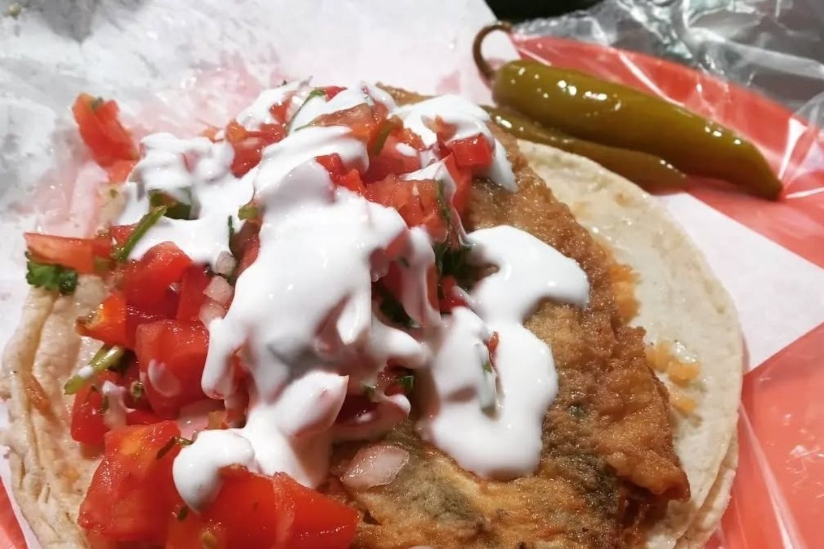 Entre los tacos en Tijuana que encuentras casi a cualquier hora del día, se distinguen los tacos varios. 