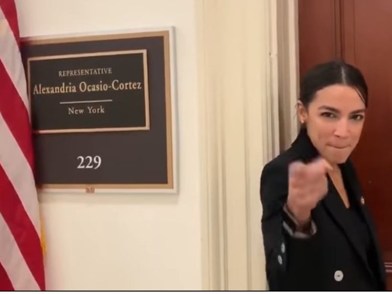 Conservadores critican a congresista latina por... bailar