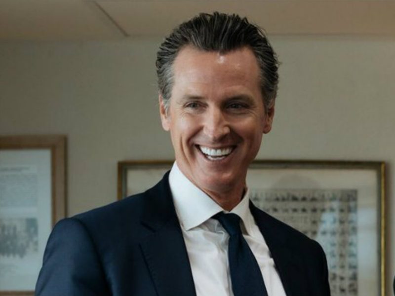 Gobernador de California propone cobertura médica a miles de indocumentados