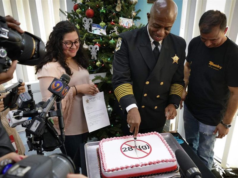 El sheriff Garry McFadden celebró cortando un pastel con un mensaje anti-287 (g)