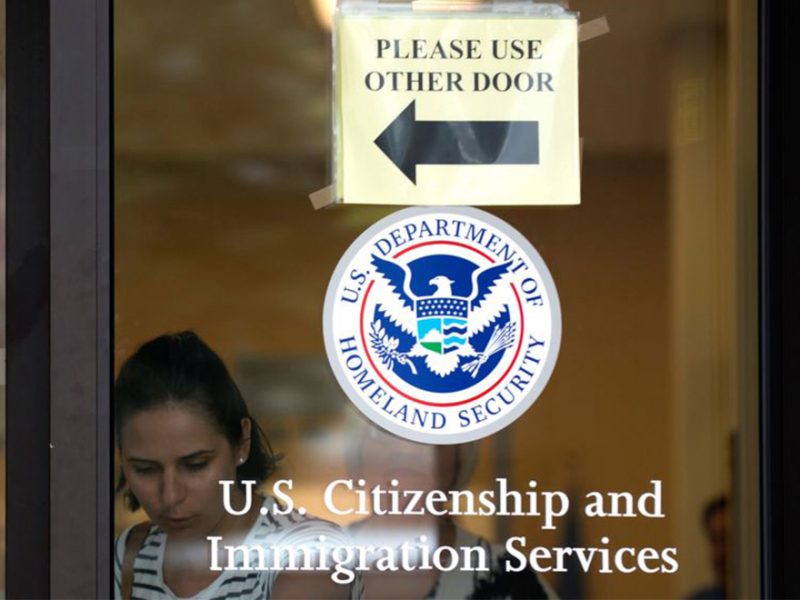 Una mujer sale de las oficinas del Servicio de Ciudadanía e Inmigración de EE.UU. en Nueva York. Foto de archivo.