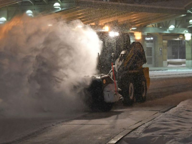 Un trabajador en el aeropuerto internacional Albany, en Colonie, N.Y., limpia la nieve el domingo 20 de enero de 2019, después que una tormenta invernal que cubrió de nieve la mayor parte del centro occidente de EE.UU. avanzó a Nueva Inglaterra el sábado.