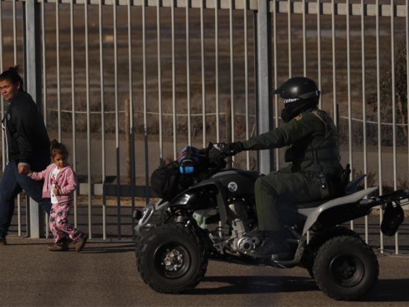 Archivo - Rachel Rivera, migrante hondureña de 19 años, y su hija, Charlot Andrea, de 3 años, caminan a lo largo de la valla fronteriza en San Ysidiro, California, tras entregarse a agentes de la Patrulla Fronteriza de EE.UU. el 4 de diciembre de 2018.
