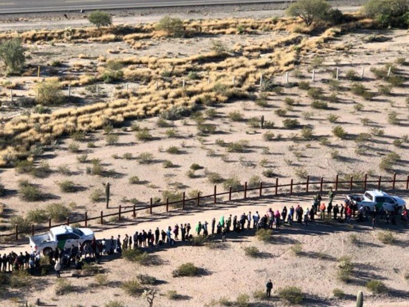 De acuerdo con la CBP, la semana pasada fue detenido otro gran grupo de migrantes que intentó cruzar la frontera en el mismo lugar de Arizona