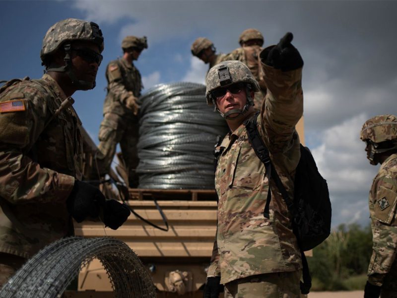 Soldados de EE.UU. instalan rollos de alambre de púas en la frontera con México, en Hidalgo, Texas. Noviembre 8 de 2018.