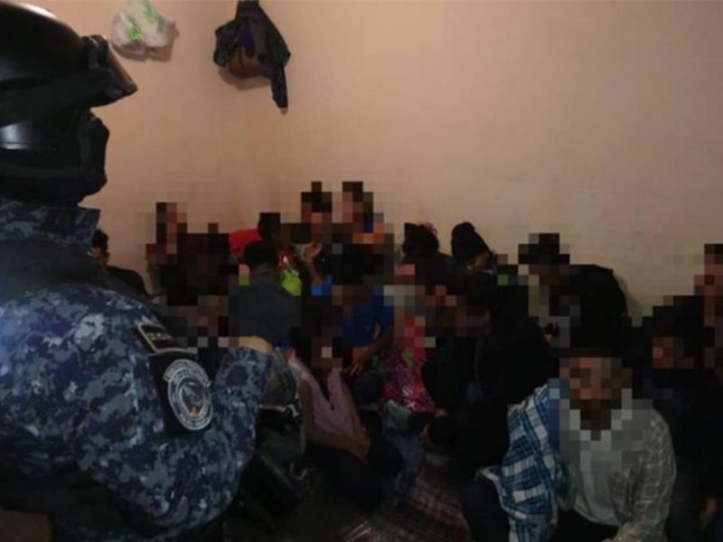 La Policía Federal informó que, además de los 37 migrantes rescatados, detuvieron a la persona encargada de custodiarlos