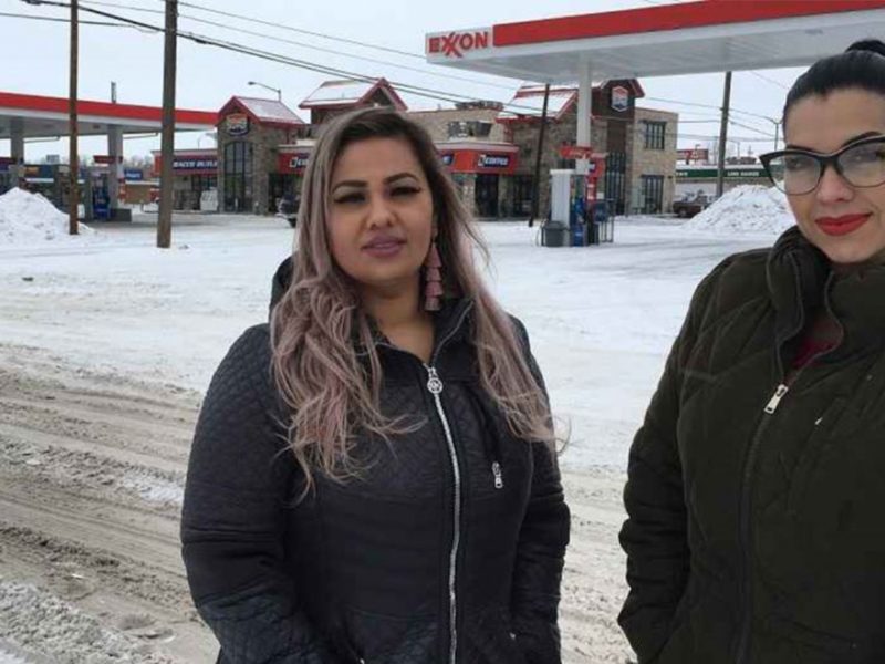 En esta foto del 23 de enero de 2019, proporcionada por la ACLU de Montana, Martha Hernánde (izq.), y Ana Suda posan frente a una tienda de conveniencia en Havre, Mont., donde dicen que fueron detenidas por un agente de la Patrulla Fronteriza de EE.UU. por hablar español.