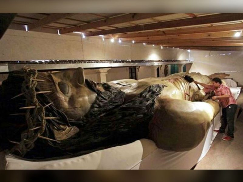 “El Cristo Yacente” representa el momento de la Pasión de Cristo y se encuentra en Monterrey