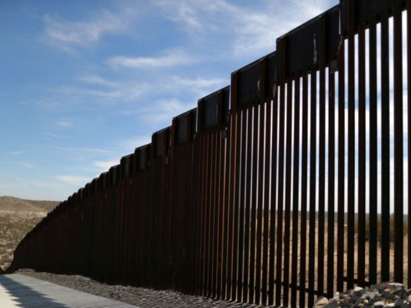 El gobierno anunció en marzo que había otorgado contratos de casi mil millones para reemplazar las barreras cortas en Arizona y Nuevo México
