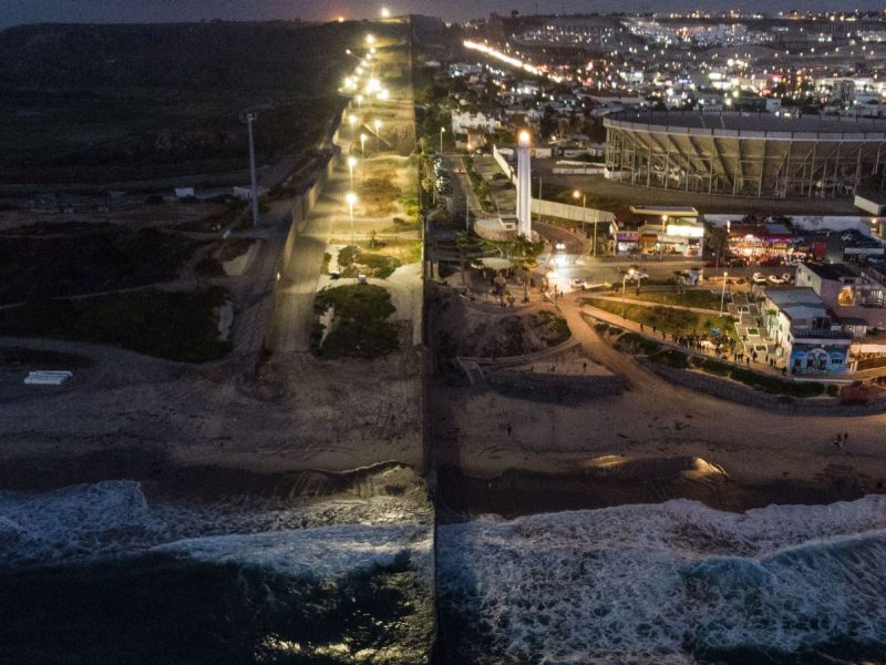 Vista aérea de la valla fronteriza de Estados Unidos (I) México (D) en Playas de Tijuana, en el estado de Baja California, México, el 3 de mayo.