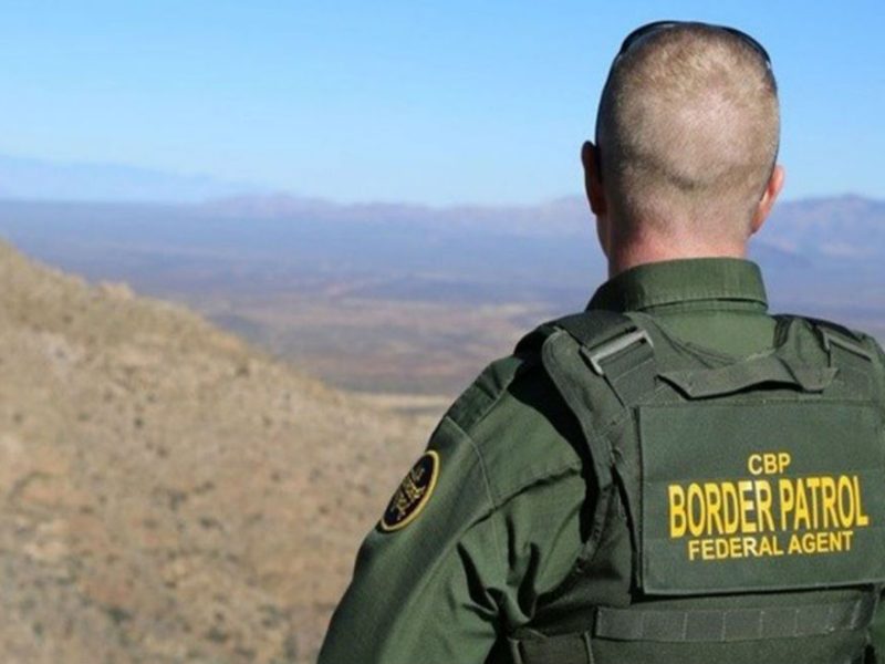 Agente fronterizo es acusado de emitir mensajes de odio hacia los inmigrabtes y de atropellar a un guatemalteco