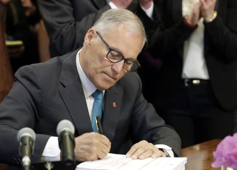 El estado de Washington se ha convertido en otro estado de la costa oeste de Estados Unidos que promulga protecciones que les impiden a todas las autoridades locales preguntar acerca del estatus migratorio. El gobernador Jay Inslee firmó la iniciativa esta semana.