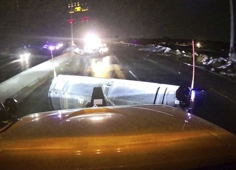 El martes 28 de mayo de 2019 se ve uno de los camiones del departamento mientras el personal trabaja en la Interestatal 75, al norte de Dayton, Ohio, para retirar escombros de la carretera tras posible tornado.