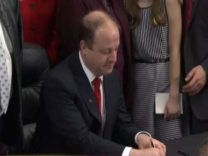 Jared Polis firma nuevo paquete de leyes para proteger migrantes
