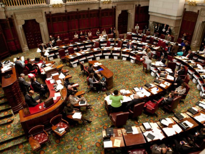 Senado de Nueva York aprobará esta tarde licencias de conducir para migrantes indocumentados en Nueva York