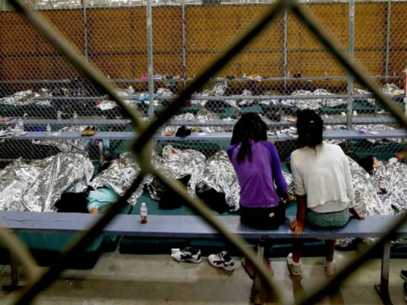 Niños migrantes pasan por lamentable situación en una estacion de Texas