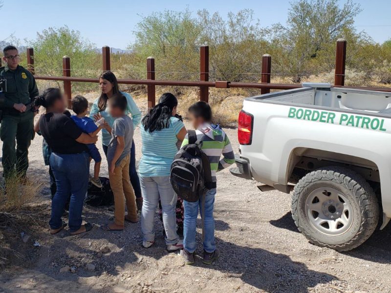 John Sanders presentó su baja una semana después de que se conociera las condiciones inhumanas en las que vivían los niños detenidos por la CBP