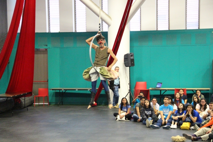 Sacerdote jesuita realiza un performance para sensibilizar a las personas sobre la migración