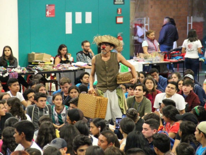 Sacerdote jesuita realiza un performance para sensibilizar a las personas sobre la migración